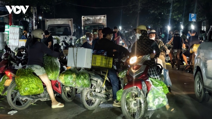 Tuy nhiên, theo phản ánh của người dân, chỉ sau một thời gian ngắn "im ắng" thì hoạt động mua bán, tập kết hàng hóa nông sản và xe tải trọng lớn chở hàng ra vào khu vực lại tái diễn vào những khung giờ "nhạy cảm" nhằm tránh mặt cơ quan chức năng.