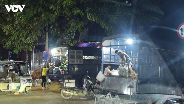 Nhiều xe tải trọng lớn chở hàng nông sản vẫn "vô tư như chỗ không người" đi vào đường có biển cấm, đỗ hiên ngang trên vỉa hè.