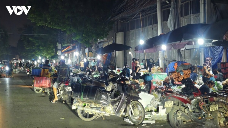 Thực tế cho thấy, tình trạng trên đã xảy ra thường xuyên trong thời gian dài tại khu vực chợ Hòa Đình, phường Võ Cường. Để xử lý hiệu quả việc&nbsp;người dân, doanh nghiệp tự ý tổ chức họp chợ trái phép, lấn chiếm lòng đường, vỉa hè, vi phạm hành lang an toàn giao thông, tụ tập đông người gây mất trật tự công cộng tại đây, cần&nbsp;phải có sự kiên quyết vào cuộc đồng bộ của chính quyền địa phương và các ngành chức năng liên quan.