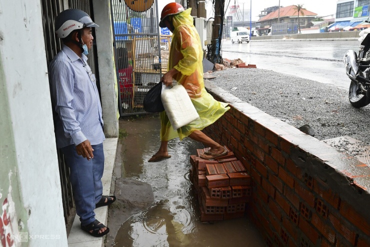 Một số hộ kê gạch, đặt tấm sắt làm lối ra vào tạm.