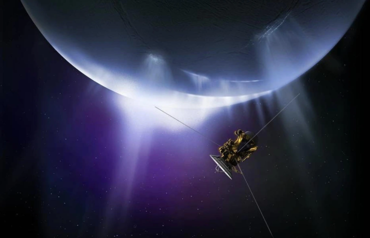 Hình ảnh mô phỏng tàu vũ trụ Cassini bay qua các luồng vật chất phun trào từ cực nam của Enceladus – một mặt trăng của sao Thổ. Các luồng phun này hoạt động tương tự như mạch nước phun, giải phóng hỗn hợp hơi nước, các hạt băng, muối, khí methane cùng những phân tử hữu cơ khác. Ảnh: NASA/JPL-Caltech