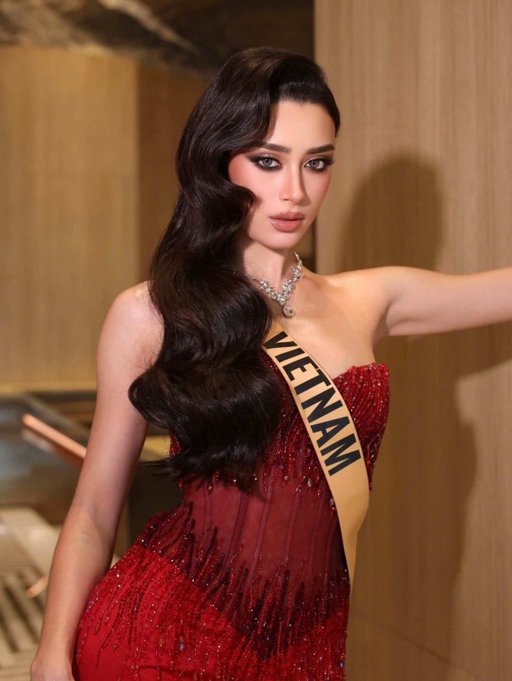 Emoura Phạm điều chỉnh phong cách trang điểm sau khi được ông Nawat góp ý. Ảnh: NVCC