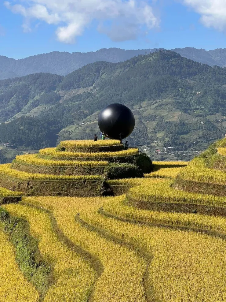 Quả cầu đen trên đồi Mâm Xôi bé ngày 26/9. Ảnh: Phạm Hoàng Cương