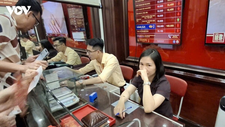 Vàng miếng SJC hiện quanh 139-142 triệu đồng/lượng, thấp hơn gần 50 triệu đồng/lượng so với vùng đỉnh