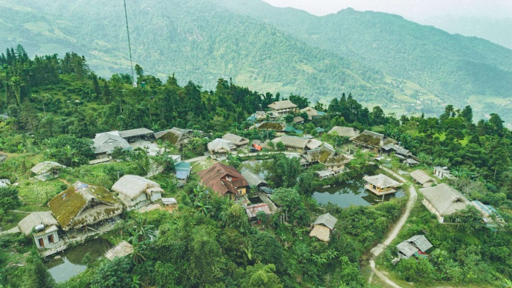 Ở độ cao gần 1.000m so với mực nước biển, thôn Xà Phìn nằm nép mình dưới chân dãy Tây Côn Lĩnh, thuộc xã biên giới Thanh Thủy, tỉnh Tuyên Quang (trước đây thuộc xã Phương Tiến, huyện Vị Xuyên, tỉnh Hà Giang). Đặt chân đến Xà Phìn, du khách dễ dàng bị cuốn hút bởi bầu không khí mát mẻ, trong lành đặc trưng của vùng núi cao. Ảnh: Vũ Mừng