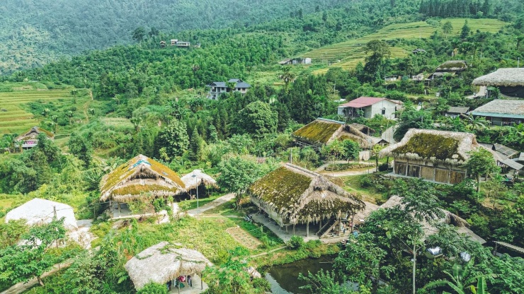 Nơi đây gây ấn tượng với những nếp nhà sàn lợp lá cọ phủ rêu xanh biếc của đồng bào Dao. Thôn hiện có 186 hộ dân sinh sống, phần lớn là người Dao thuộc nhánh Dao Chàm. Ảnh: Vũ Mừng