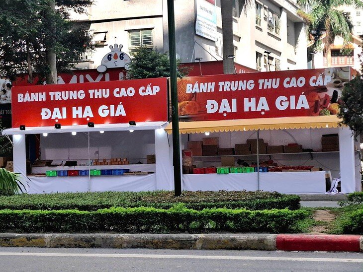 Những tấm biển "Bánh trung thu cao cấp đại hạ giá" xuất hiện rất nhiều trên đường phố Hà Nội. Ảnh: Quỳnh Mai 