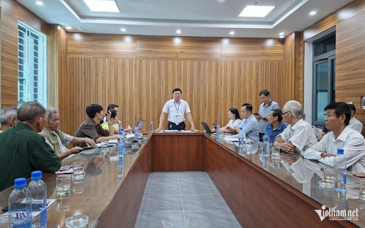 UBND xã Hưng Nguyên tổ chức buổi hòa giải giữa hai dòng họ tranh chấp ngôi mộ tại khu vực Đồng Đen. Ảnh: T.T