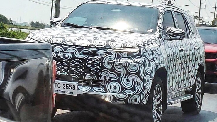 Toyota Fortuner thế hệ mới chạy thử cùng lớp ngụy trang.&nbsp;Ảnh: Rushlane