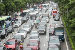 Ô tô dàn hàng ngang chiếm hết làn xe máy, xử lý được không?