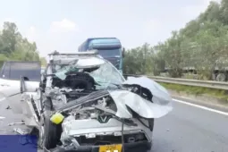 Xe con vỡ nát sau cú đâm đuôi xe đầu kéo trên cao tốc Nội Bài - Lào Cai