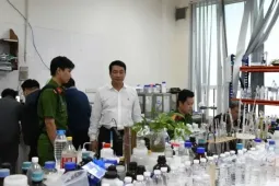 Khởi tố 28 bị can "bán giấy ăn tiền"