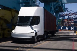 Tesla đầu kéo Semi thế hệ mới bắt đầu bàn giao xe tại Mỹ