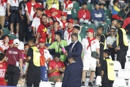 CĐV Việt Nam xem đại chiến với Thái Lan bất ngờ bị tịch thu kèn vuvuzela