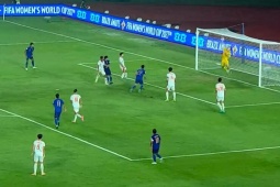 "Người nhện" Lê Giang Patrik trổ tài cứu thua, cột dọc giúp ĐT Việt Nam
