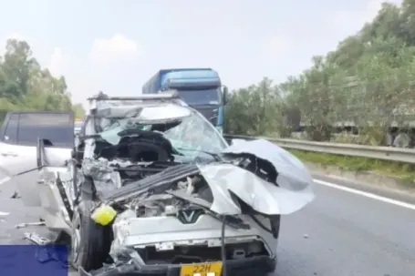Xe con vỡ nát sau cú đâm đuôi xe đầu kéo trên cao tốc Nội Bài - Lào Cai