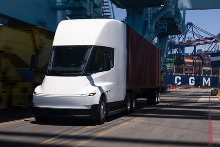 Tesla đầu kéo Semi thế hệ mới bắt đầu bàn giao xe tại Mỹ