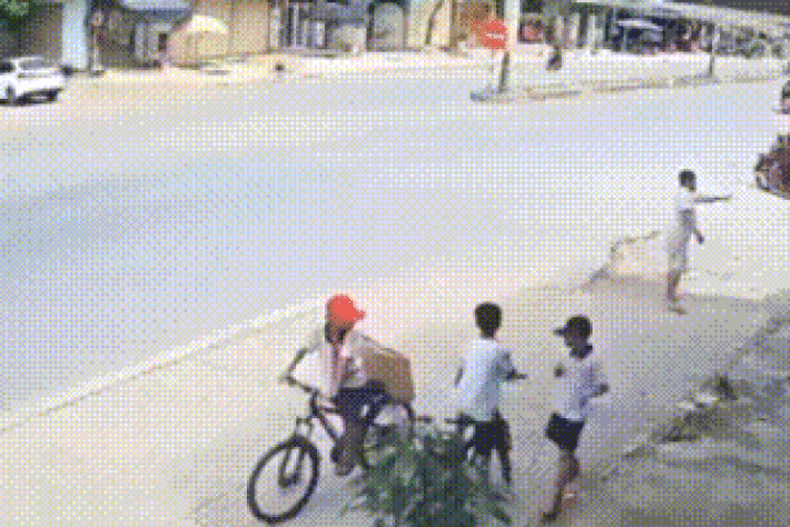Vụ bé trai lớp 3 bị cổng làng đổ sập: Tạm giữ phương tiện để điều tra