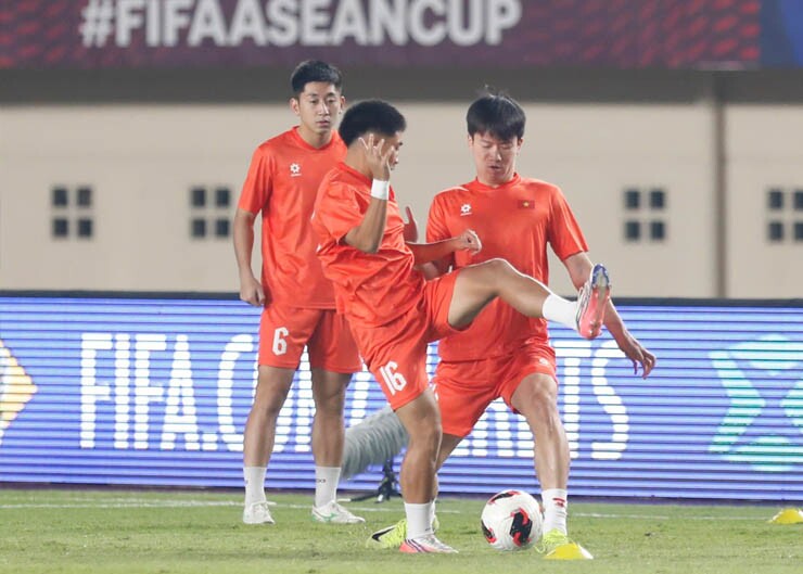 HLV Kim Sang Sik dùng đội hình khá lạ ở trận này, khi ông để Hoàng Đức dự bị, còn Minh Khoa đá chính. 
