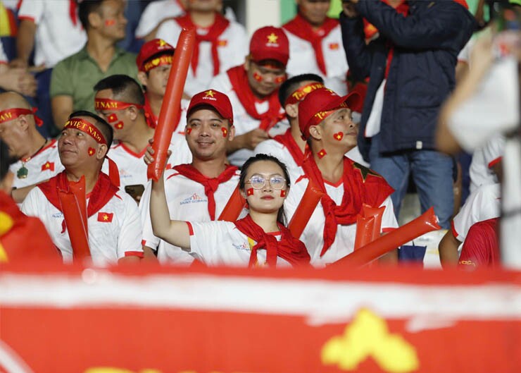 Việc thiếu tiếng kèn vuvuzela có lẽ giúp không khí trên sân trở nên bớt náo động hơn. 