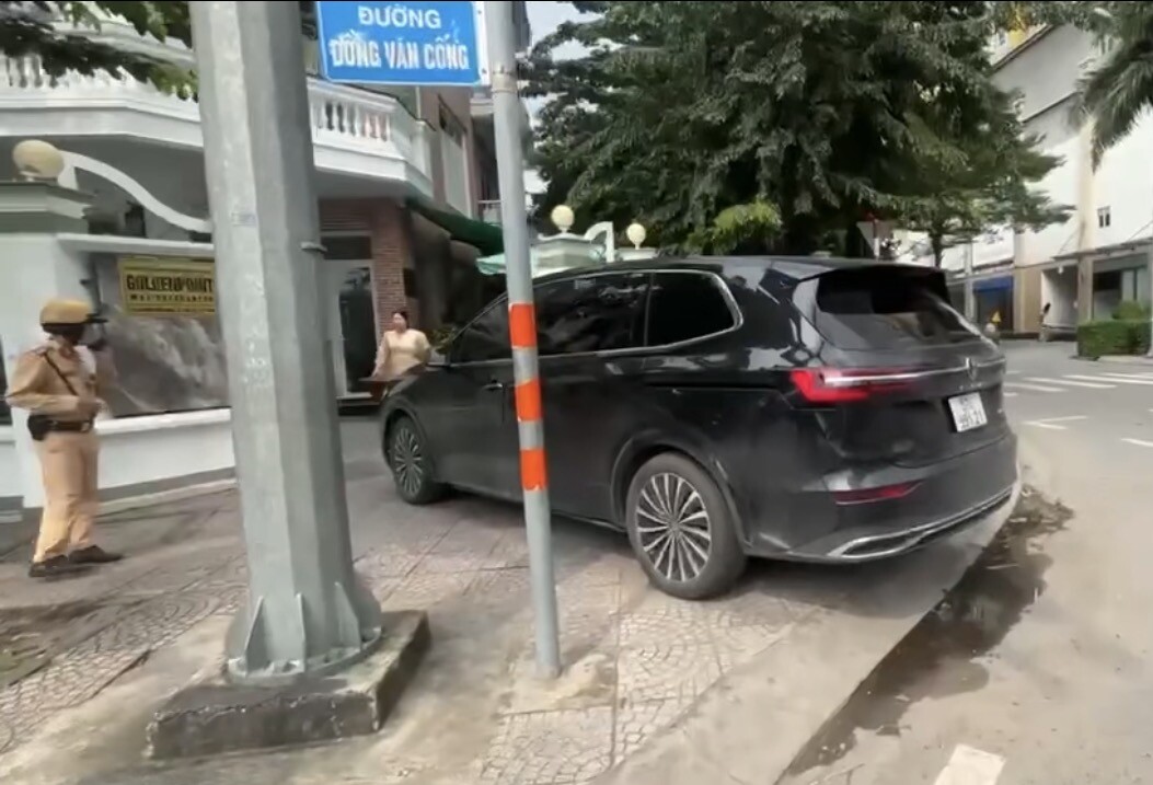 Lực lượng CSGT xử lý xe vi phạm sau phản ánh của người dân trên VNeTraffic.