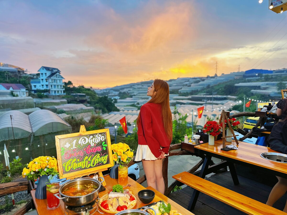 Khu bàn ngoài trời nhìn ra thung lũng lúc cuối chiều (Ảnh: Tiệm Nướng Trạm Dừng Chill)