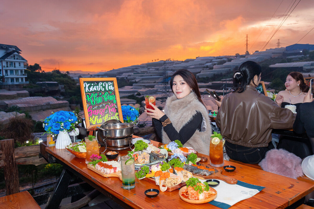 Bàn nướng trong thời điểm chuyển từ chiều sang tối (Ảnh: Tiệm Nướng Trạm Dừng Chill)