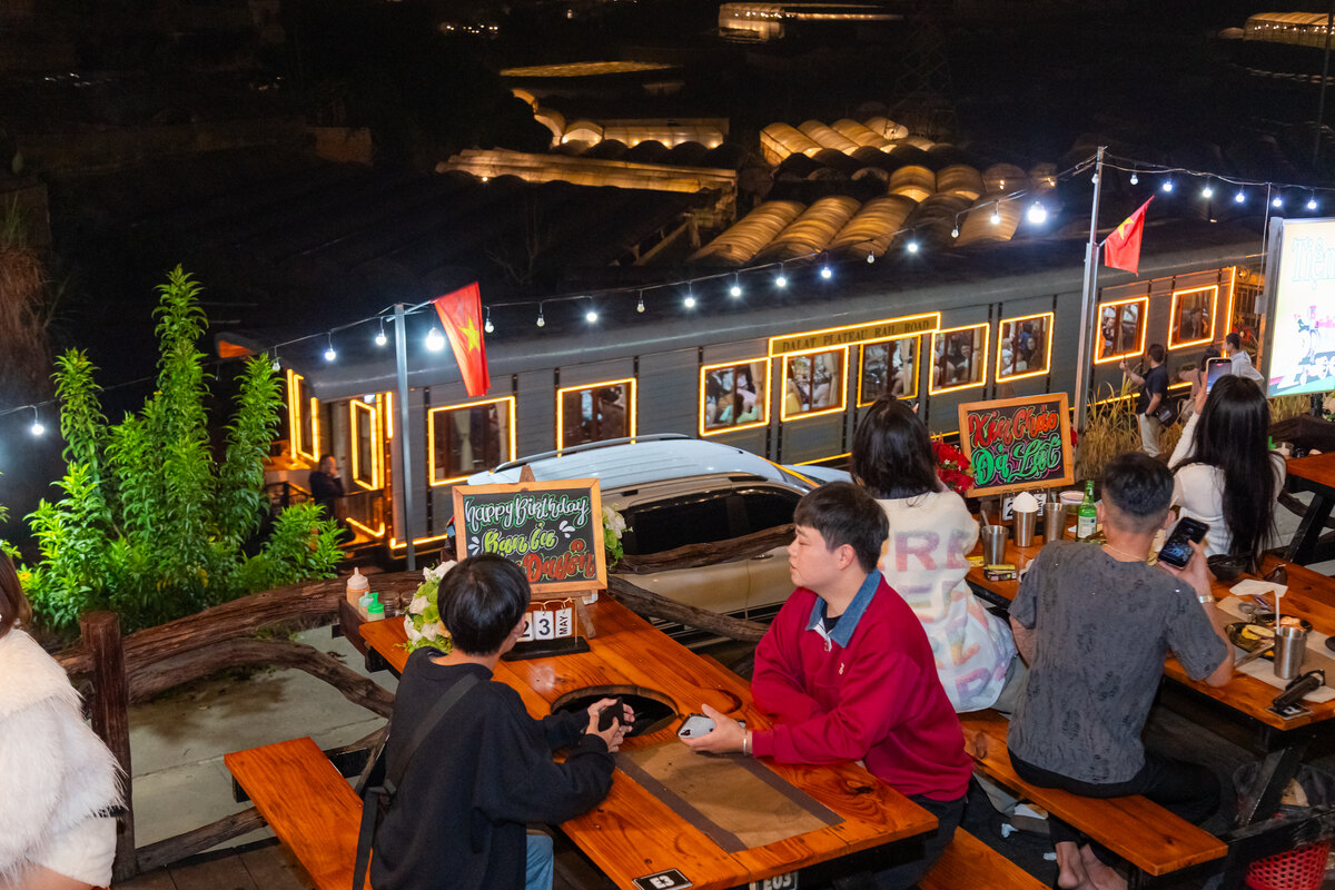 Không gian tàu đêm và nhà lồng lên đèn (Ảnh: Tiệm Nướng Trạm Dừng Chill)