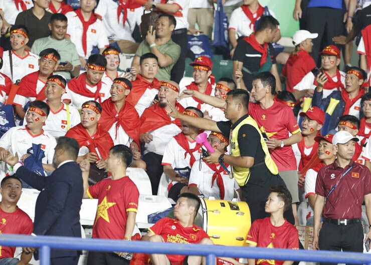 FIFA có lẽ không muốn để những chiếc kèn với âm lượng lớn này làm ảnh hưởng tới các cầu thủ cũng như CĐV khác trên sân. 