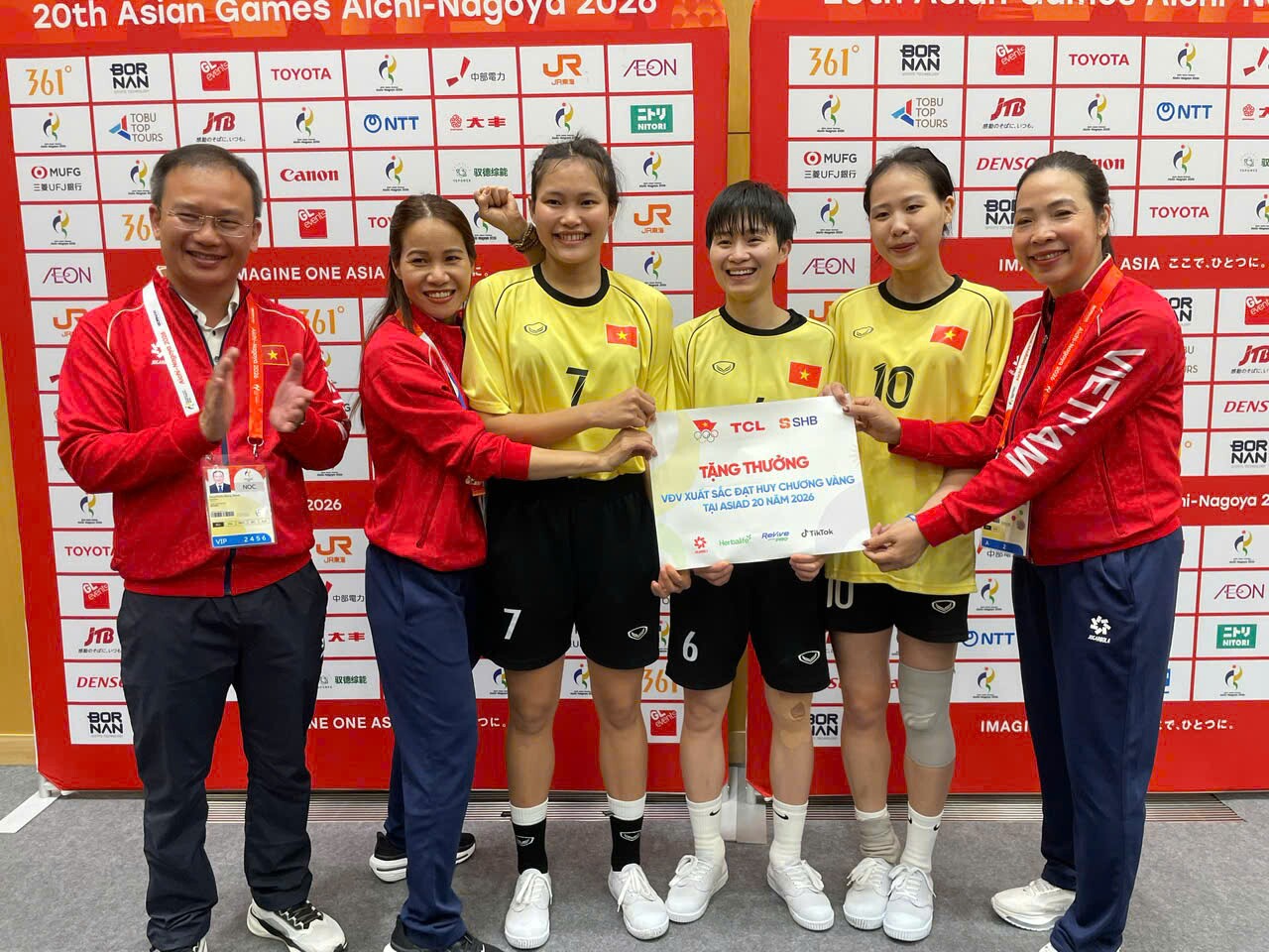 Trưởng đoàn thể thao Việt Nam tại ASIAD, ông Nguyễn Hồng Minh đã trao thưởng cho tuyển cầu mây. Ảnh Bùi Lượng 