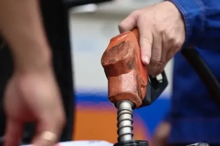 Tự định giá xăng dầu: Doanh nghiệp lo bị đầu mối chi phối
