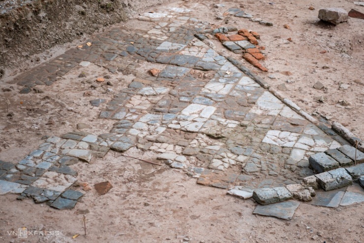 Công trình được phục dựng trên nền di tích gốc đã được phát hiện. UNESCO yêu cầu việc phục hồi phải ở mức tối đa, đồng thời không được xâm hại các dấu tích khảo cổ, qua đó bảo đảm tính xác thực và toàn vẹn của di sản. Phạm vi thực hiện dự án phục dựng khoảng 10.700 m2, gồm nền điện Kính Thiên, sân Đan Trì, sân phía đông, tây, nam, sân vườn phía bắc đến nhà D67.