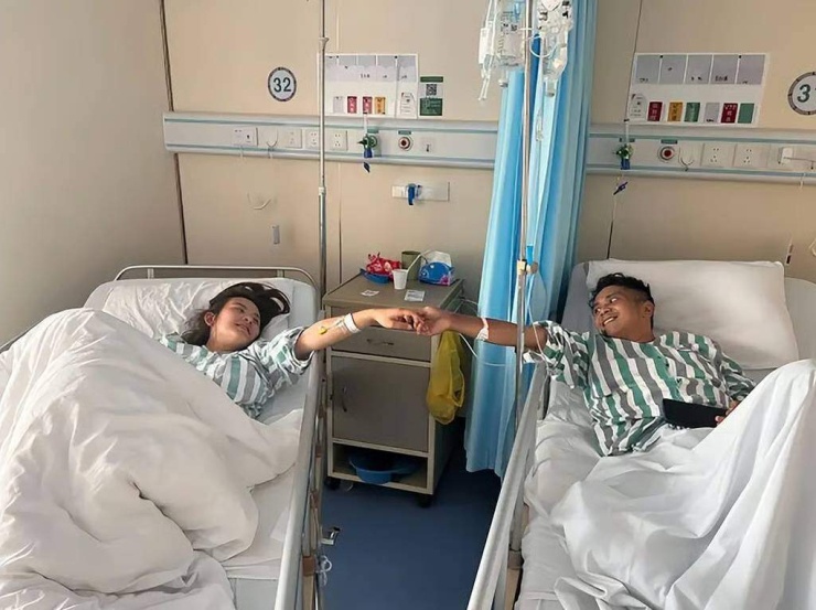 Cặp vợ chồng nằm chung phòng sau ca ghép thận. Ảnh: myzaker