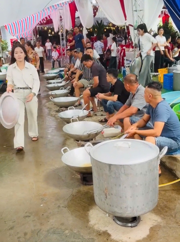 Đội nam giới "lắc chảo" tại thôn Thủy Trầm, xã Tiên Lương, tháng 9/2026. Ảnh: Nhân vật cung cấp