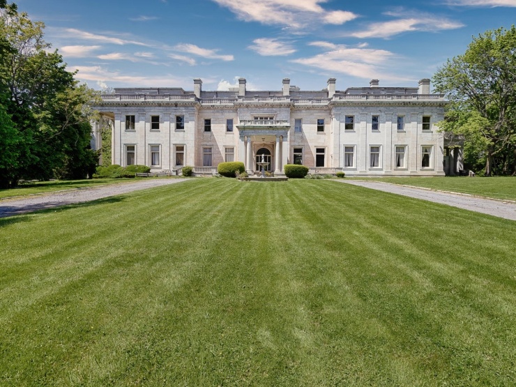 Winfield Hall có 56 phòng, 12 phòng ngủ, 10 phòng tắm và khuôn viên rộng khoảng 6,5 ha. Khi hoàn thành, công trình được cho là ngôi nhà lớn nhất nước Mỹ. Lối vào chính dẫn qua đại sảnh lớn, kéo dài theo trục nhà và mở thẳng ra khu vườn phía sau. Cách tổ chức này từng được kiến trúc sư Herbert Croly mô tả trên tạp chí kiến trúc Architectural Record năm 1920 là đơn giản và thuận tiện dù công trình có số lượng phòng lớn.