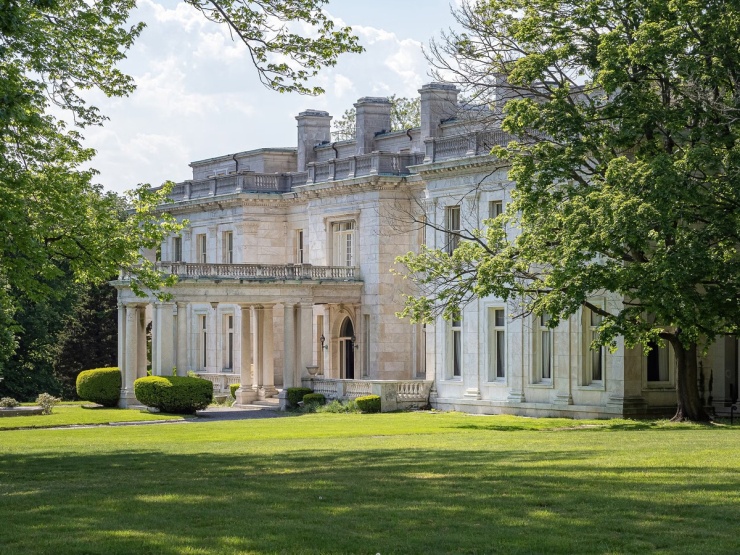Winfield Hall có 56 phòng, 12 phòng ngủ, 10 phòng tắm và khuôn viên rộng khoảng 6,5 ha. Khi hoàn thành, công trình được cho là ngôi nhà lớn nhất nước Mỹ. Lối vào chính dẫn qua đại sảnh lớn, kéo dài theo trục nhà và mở thẳng ra khu vườn phía sau. Cách tổ chức này từng được kiến trúc sư Herbert Croly mô tả trên tạp chí kiến trúc Architectural Record năm 1920 là đơn giản và thuận tiện dù công trình có số lượng phòng lớn.
