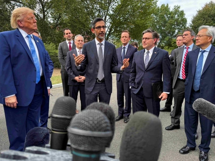 Tổng thống Mỹ Donald Trump và Chủ tịch Hạ viện Mike Johnson cùng các CEO công nghệ phát biểu với báo chí tại Nhà Trắng ngày 29/9 (Ảnh: Reuters)