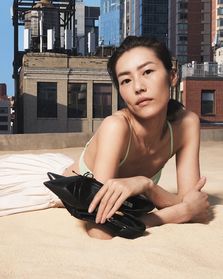 Liu Wen trong chiến dịch Prada Days of Summer 2026, giới thiệu bộ sưu tập với những thiết kế giao thoa, pha trộn và đối lập, tạo nên một thế giới thời trang đầy nghịch lý. Ảnh: Prada