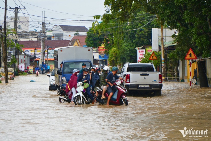 Người phụ nữ mếu máo: Đi làm về, phòng trọ đã ngập gần 1m - 3