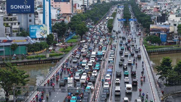 Mưa lớn gây ngập, kẹt xe khắp TP HCM - 10