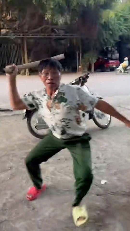 Hình ảnh người đàn ông cầm điếu cày đuổi đánh người khác được ghi lại trong đoạn video lan truyền trên mạng xã hội.