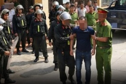 Khống chế người đàn ông mặc 'áo giáp' tự chế, dùng dao gây thương tích cho 2 công an