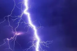 Một người bị sét đánh tử vong trước hiên nhà
