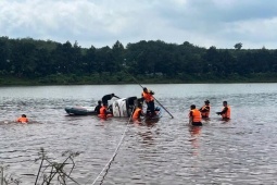 Tìm thấy chiếc ô tô nghi bị nước lũ cuốn trôi tại Đồng Nai