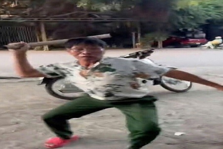 Công an xác minh vụ người đàn ông cầm điếu cày đuổi đánh người ở Ninh Bình