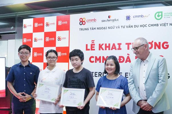Đại diện Döpfer Gruppe trao học bổng B2 cho mẹ con chị Thanh Huyền – những học viên đầu tiên của lớp tiếng Đức tại CMMB Đà Nẵng