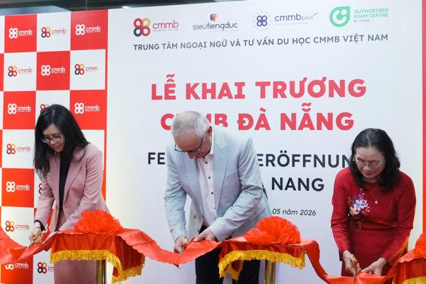 Ban lãnh đạo CMMB và đối tác cùng thực hiện nghi thức cắt băng khai trương văn phòng CMMB Đà Nẵng