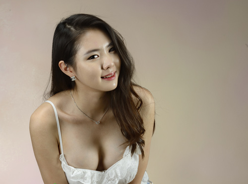 Ngắm vẻ ngọt ngào của “mỹ nhân đường đua” 9x - 10