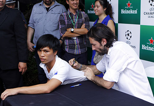 Robert Pires khiến fan Việt “ngẩn ngơ” - 9