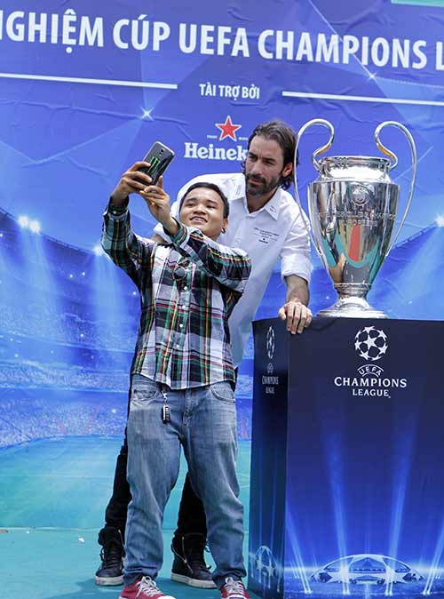 Robert Pires khiến fan Việt “ngẩn ngơ” - 8